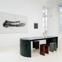 <a href="https://www.galeriegosserez.com/artistes/middernacht--alexander.html"> Middernacht & Alexander</a> - How I Got Over - Carmine Soprano Tabouret